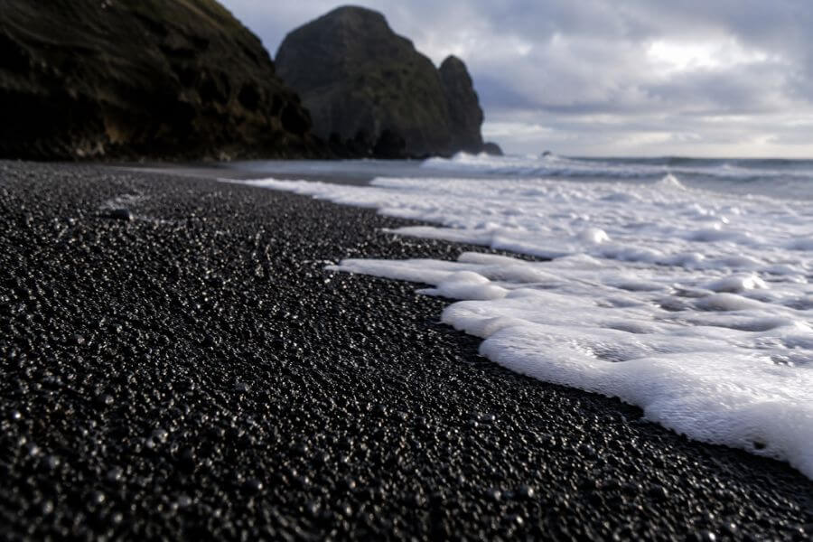 6 Most Dramatic Black-Sand Beaches in West Auckland You Have to See moamoa10